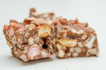 A marvelous mix of sultanas, marshmallows, biscuit pieces, crispy rice and glacé cherries covered in milk chocolate
