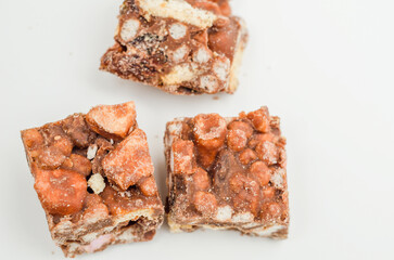 A marvelous mix of sultanas, marshmallows, biscuit pieces, crispy rice and glacé cherries covered in milk chocolate