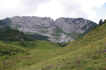 foto di vallata in montagna