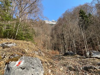 Mountaineering signposts and markings around the Klöntalersee reservoir lake (or Kloentalersee) and on the slopes of the Klöntal alpine valley (or Kloental) - Canton of Glarus, Switzerland (Schweiz)