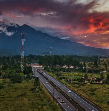 Vista de un atardecer en Boquete y en el fondo el volc&aacute;n bar&uacute; 