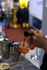 barman elaborando coctel con licor