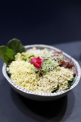 Ensalada de brotes vegetales con flores en su cuenco