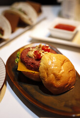 hamburguesa artesanal de carne con queso cheddar