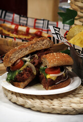 hamburguesa casera de ternera partida por la mitad