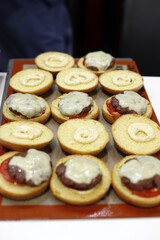 hamburguesas elaborándose con sus ingredientes