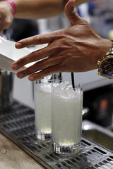 cocteles elaborados y mano de del barman 