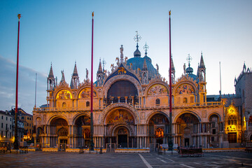 Obraz na płótnie Canvas An empty St Marks square in Venice with the bell tower and the cathedral at dawn
