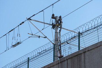 Electricity mast and energy cables of a train route