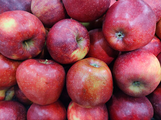 Fototapeta na wymiar Fresh red apple in traditional market