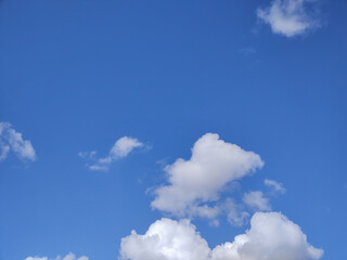 Obraz premium White cloudy and fluffy cloud on bright and blue sky surface background in spring season