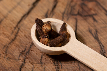 clove grains on wooden plate