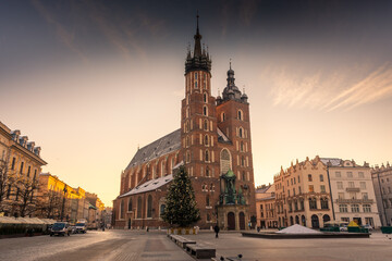 Obraz na płótnie Canvas Beautiful sunrise over St. Mary Basilica in Rynek Glowny, Krakow, Poland