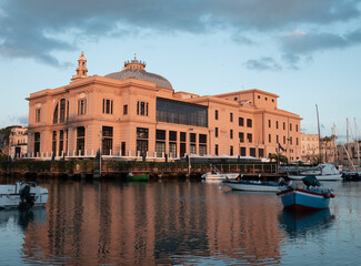 Fototapeta na wymiar Bari, porto di Bari, barche dei pescatori, facciata posteriore del bellissimo teatro Margherita, Puglia, Italia, Sud