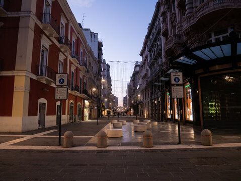 Bari, Via Sparano, alba in una citt&agrave; ancora sonnambula misteriosa e affascinante, le luci delle vetrine ancora accese, Bari, Puglia, Italia, Sud