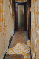Pasillo de casa abandonada, papel pintado arrancado - 496538805