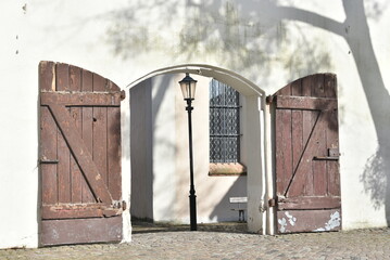 Stare drewniane drzwi w małej kościelnej bramie - obrazy, fototapety, plakaty