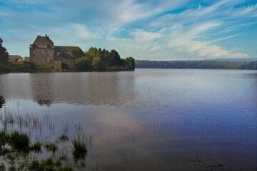 Fototapeta na wymiar Lago y abadía de Paimpont en la Bretaña francesa