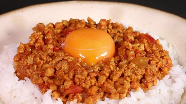 大豆ミートのキーマカレーに卵黄を落とす