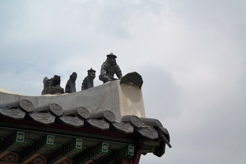 Obraz premium There are small figures on the roof called ‘Japsang’. People believed that they protected the building from evil spirits especially fire spirits.