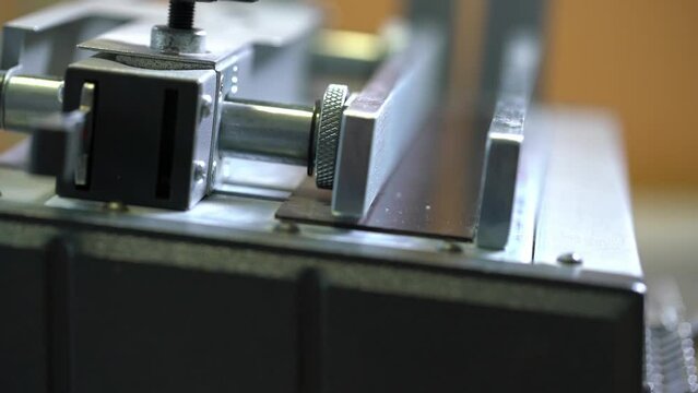 Paper binding machine mechanism during work