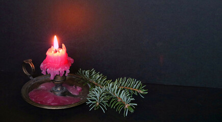 Kerze mit Weihnachtsschmuck  