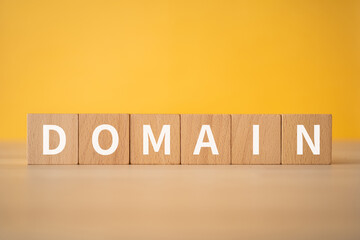 「DOMAIN」と書かれた積み木