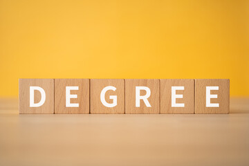 「DEGREE」と書かれた積み木