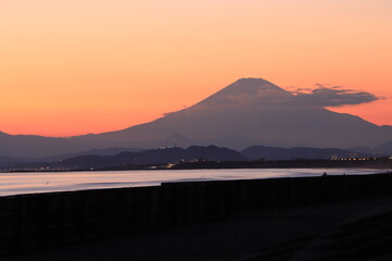 Naklejka na ściany i meble 夕方に鵠沼海岸から見える富士山のシルエット