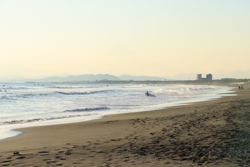 鵠沼海岸のサーファーと湘南の夕方