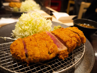 材料費の高騰で値上がりしてしまった揚げたてのおいしそうな牛かつ定食