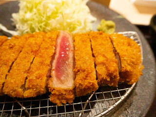 材料費の高騰で値上がりしてしまった揚げたてのおいしそうな牛かつ定食