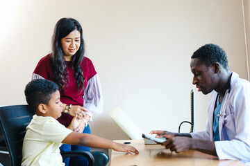 Obraz premium The boy did not want to be treated by the doctor.