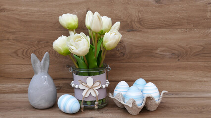 Blumenvase mit Tulpen, Ostereiern und einem Deko Osterhasen