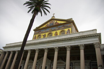Fototapeta na wymiar facciata chiesa san Paolo fuori le mura di Roma