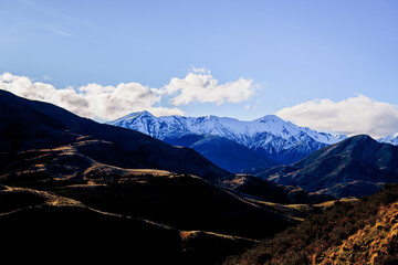 Obraz premium Snow covered peaks in mountain landscape