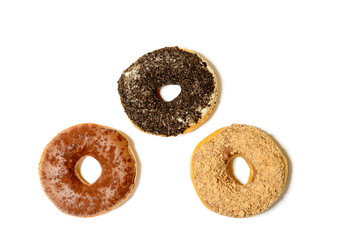 Drei Donuts mit hellen und dunklen Streuseln vor weißem Hintergrund