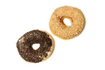 Zwei Donuts mit hellen und dunklen Streuseln vor weißem Hintergrund