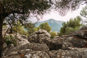 große Steine Felsen mit Gipfel im Hintergrund  im Tramuntana Gebirge auf Mallorca