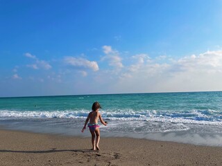 Fototapeta na wymiar little girl by the sea