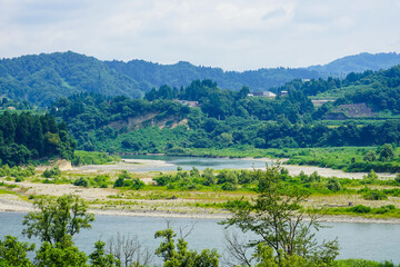 牛ケ島大橋付近で大きく蛇行する信濃川（新潟県長岡市川口牛ケ島）