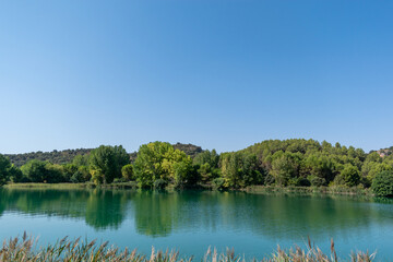 Obraz premium natural park of the lagoons of ruidera with green and blue colors of its waters in castilla la mancha spain