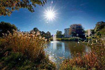 Das Weiße Haus am großen Parkteich im AGRA-Park Markkleeberg bei Leipzig.