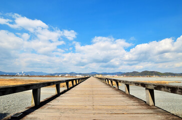 静岡県島田市にある長さ世界一の木造歩道橋蓬莱橋と青空