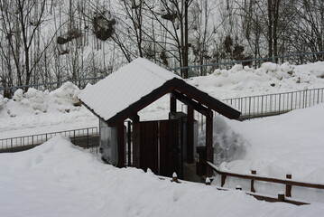 cancello sotto la neve