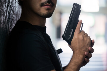 目元の切れた銃を持つ写真のクローズアップ