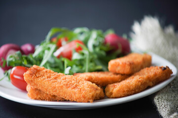 Piatto con verdure e pesce fritto