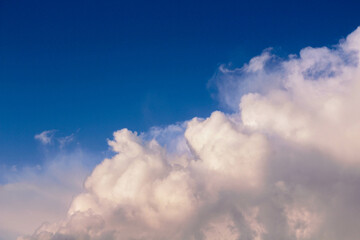 Obraz premium Airy white clouds on clear blue sky