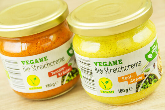 2 Sorten Bio Streichcreme Produkte von Vegane auf Holz