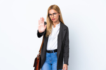 Obraz premium Business Uruguayan woman over isolated white background making stop gesture with her hand
